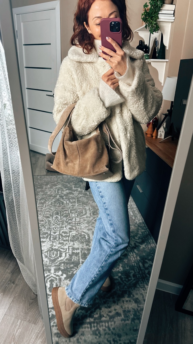 Я буду носить их с моей молочной шубой, которая в гардеробе уже давно, но до сих пор радует и теплом и кроем. Подошва хорошая, вчера в -7 скользко было только совсем на голом льду, а так очень комфортно. Довольна покупкой, как слон 🐘 