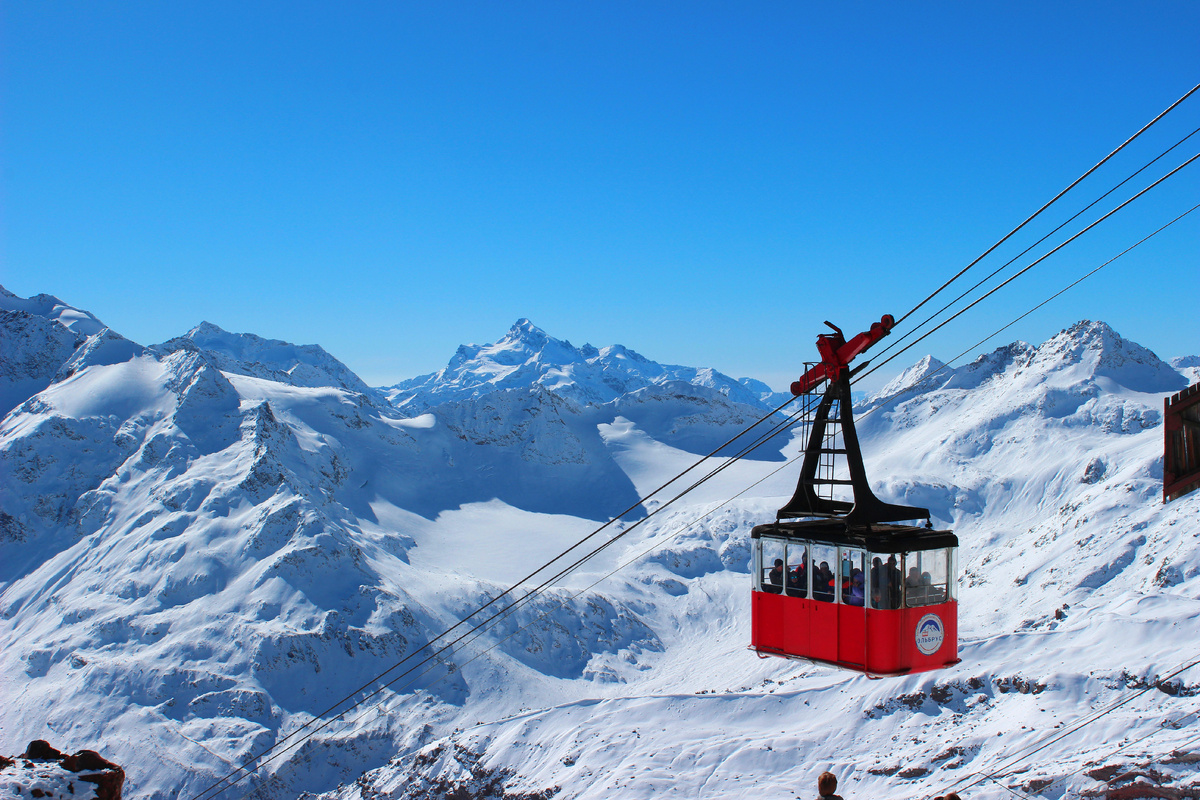 Старая канатка - так  красиво выделяется на фоне гор и снега!