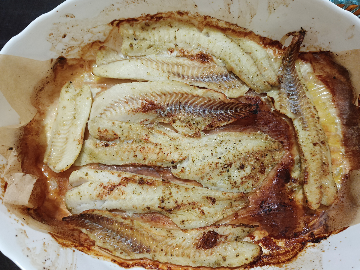 Филе минтая, запеченное со специями и соусом песто