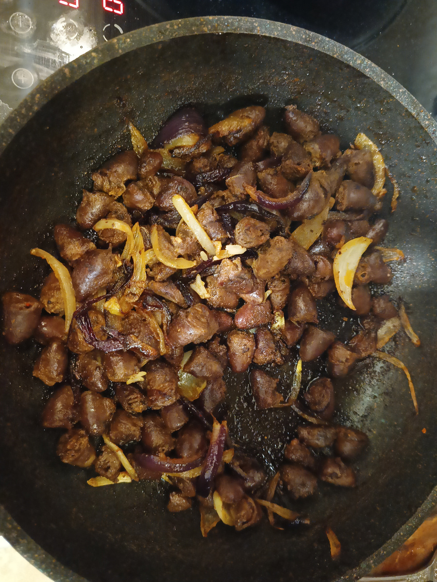 Куриные сердечки, тушеные с луком