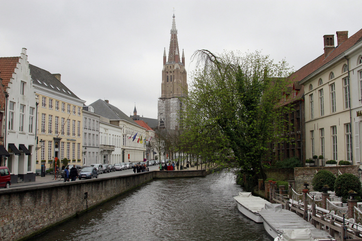 Церковь Богоматери — самое высокое в Брюгге. На городском пейзаже, где преобладают довольно скромные домики, очень выделяется 122-метровая башня. Фото: Евгения Ш. / Яндекс Карты
