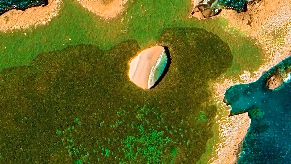 Снимок из космоса, Playa Escondida