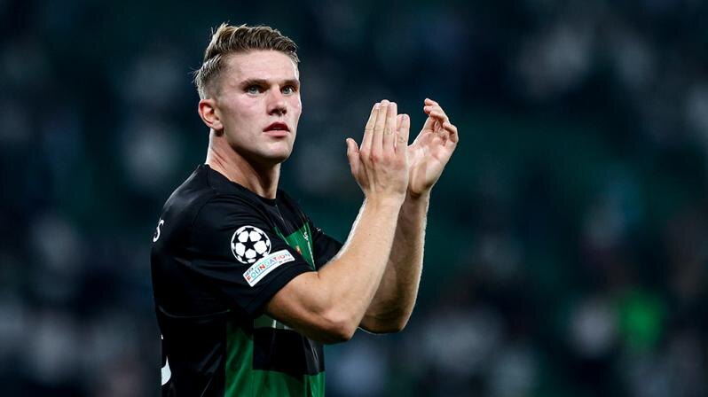 26-летний игрок ранее объявил, что не уйдет из «Спортинга» в зимнее трансферное окно, но, похоже, он почти наверняка сменит клубную прописку по окончании сезона. Заинтересованность в услугах Дьекереша также проявляют «Манчестер Юнайтед», «Манчестер Сити», «Атлетико» и «Бавария».Sport сообщает, что в «Барселоне» верят, что может подписать Дьекереша примерно за 70 млн евро, несмотря на его пункт об отступных в размере 100 млн евро. В каталонском клубе видят в шведе преемника Роберта Левандовски. Однако, поскольку «Барса» не собирается расставаться с поляком по окончании сезона, клуб хочет подписать Дьекереша летом 2025 года, а затем оставить его в аренде в «Спортинге» на сезон-2025/26.Сам Дьекереш может не захотеть провести еще один год в Португалии.