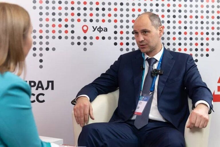    Денис Паслер работает на Форуме межрегионального сотрудничества России и Казахстана «О»