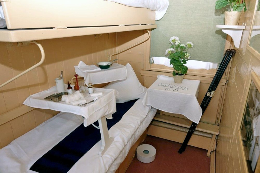 Интерьеры санитарных вагонов, воссозданные в Музейном комплексе УГМК, г. Верхняя Пышма, Свердловская область. Источник фото: ru.wikipedia.org Авторство: Павел Козионов. http://museum.elem.ru/ru/press/news/v-muzee-voennoy-tekhniki-ugmk-organizovana-unikalnaya-tematicheskaya-ekskursiya/, CC BY-SA 4.0, https://commons.wikimedia.org/w/index.php?curid=67835296