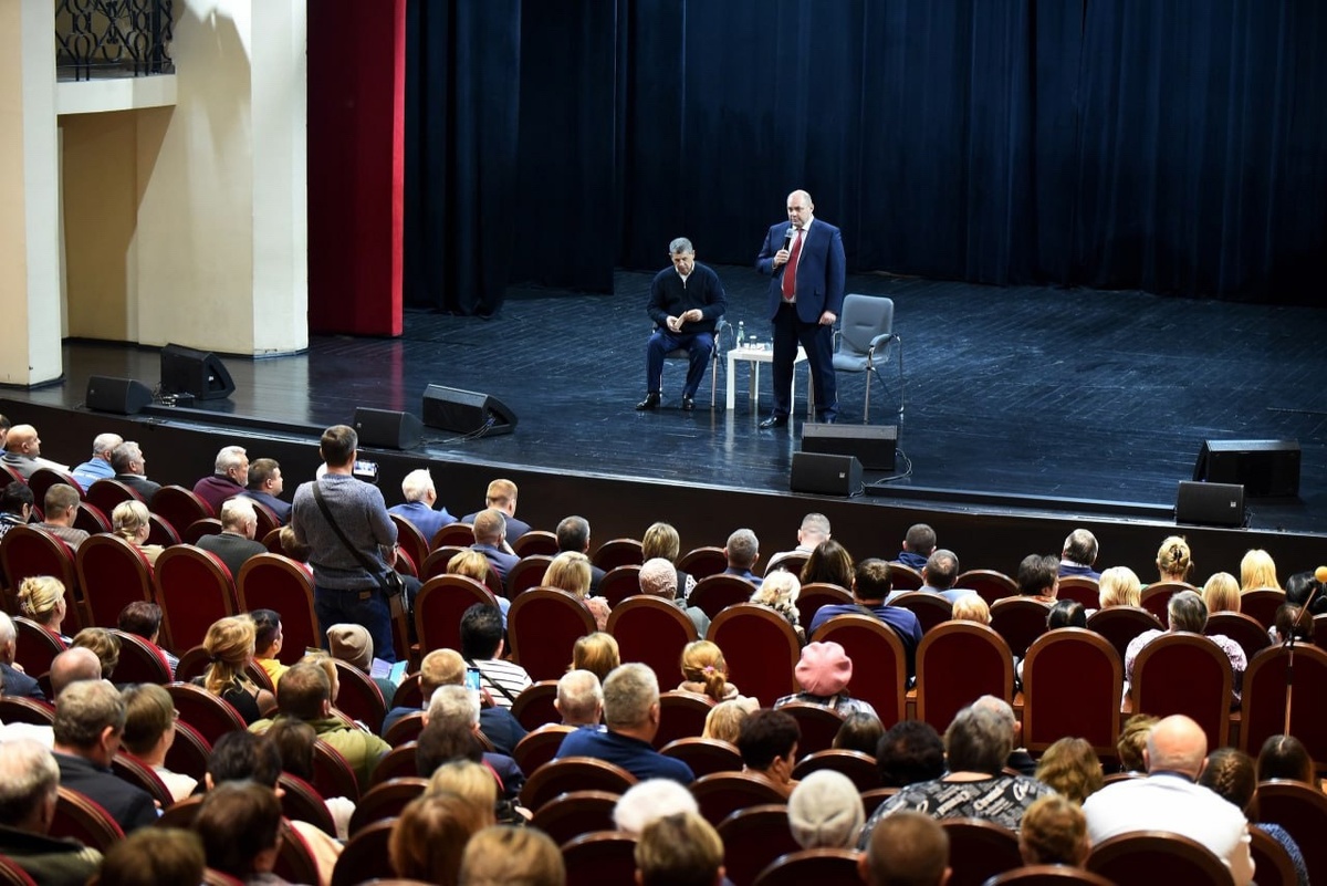    Губернатор Курской области провел встречу с жителями Большесолдатского и Беловского районов