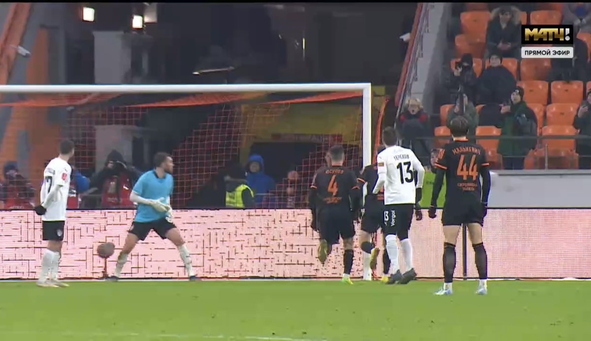 Штрафном был исполнен классно. Даже у основного вратаря не было бы шансов, попади мяч чуть левее. 