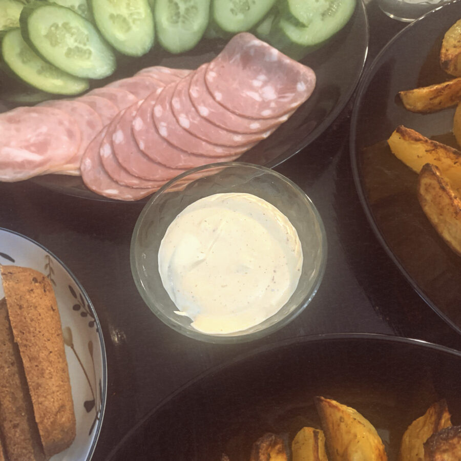    Соус с аджикой к картофелю по-деревенски   
Источник: Мария Моднова для Креаликум