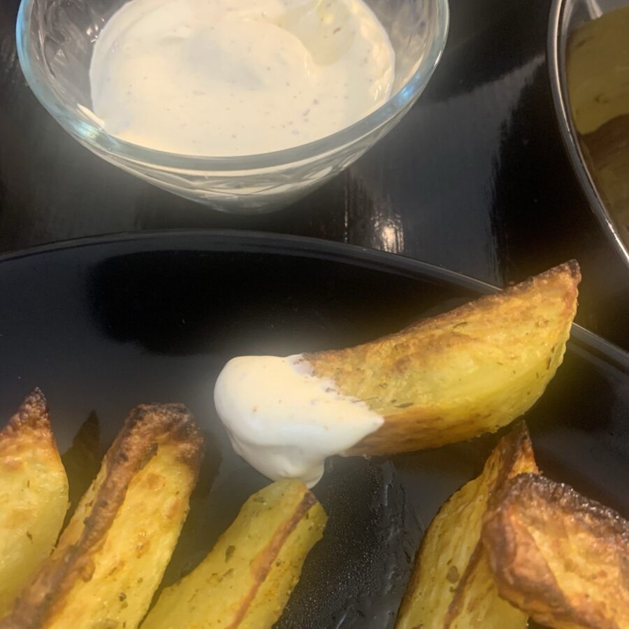    Соус с аджикой к картофелю по-деревенски   
Источник: Мария Моднова для Креаликум