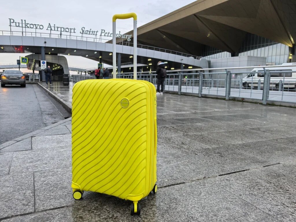 А в Питере вообще яркий чемодан обязателен 🙂  📷
