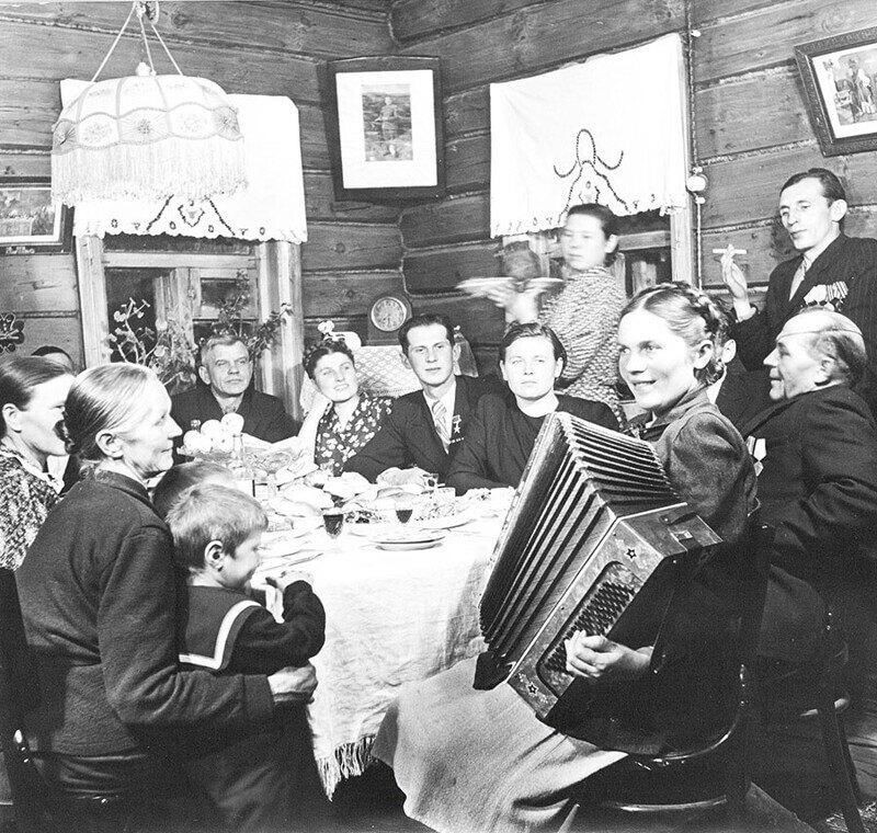 Советское застолье в селе. Фотография из открытого источника