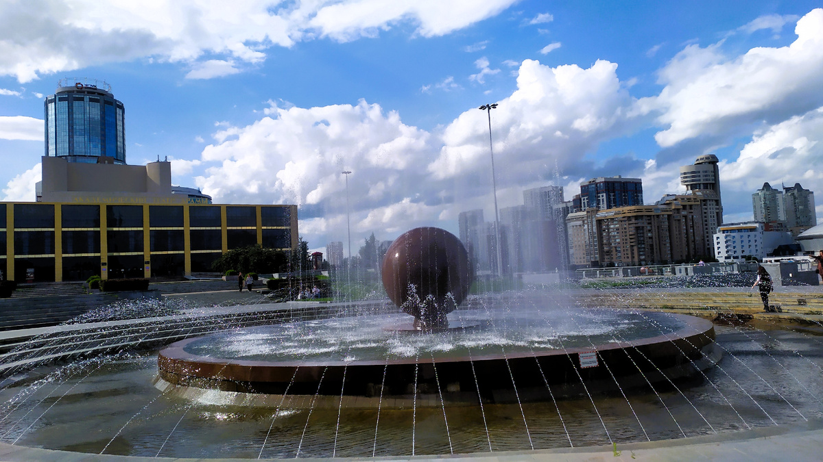 Фонтан "Шар" на Октябрьской площади. Снимок автора Листайте вправо
