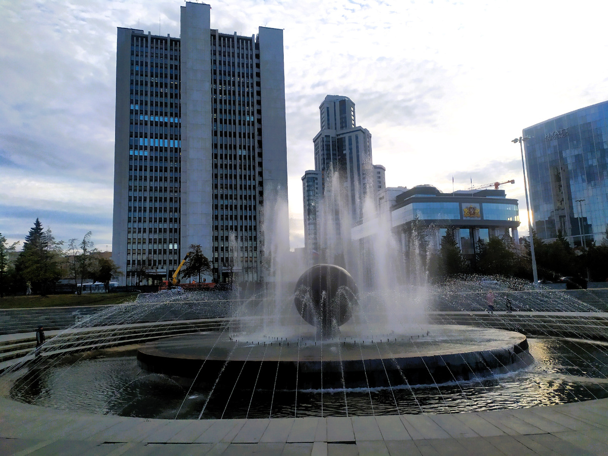 Фонтан на Октябрьской площади. Снимки автора. Листайте вправо