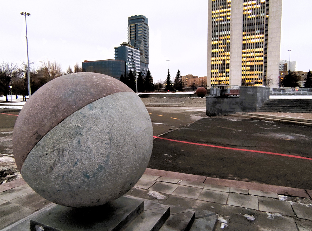 Гранитные шары на набережной. На заднем плане шар фонтана и здание правительства области. Снимки автора. Листайте вправо