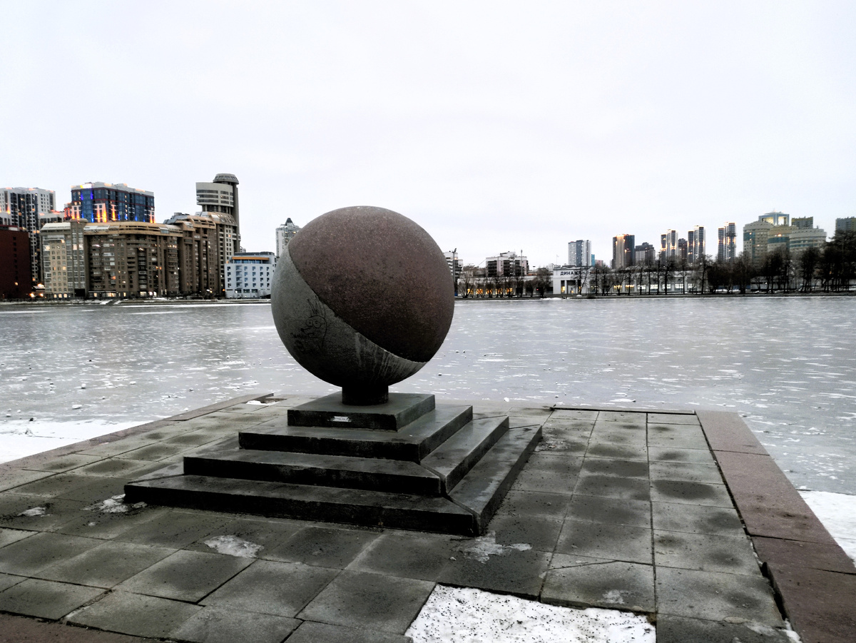 Шар на фоне реки Исеть. Снимок автора. Листайте вправо