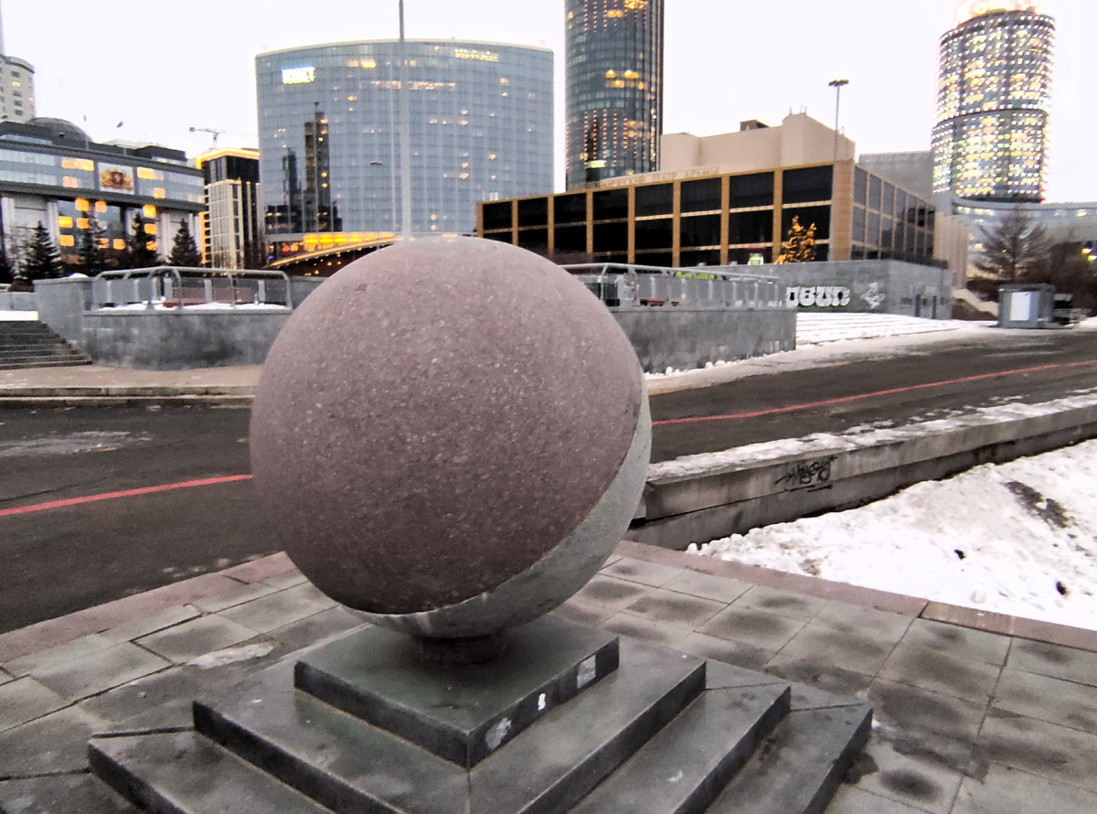 На заднем плане бизнес-квартал Екатеринбург-Сити и театр драмы. Снимок автора. Листайте вправо