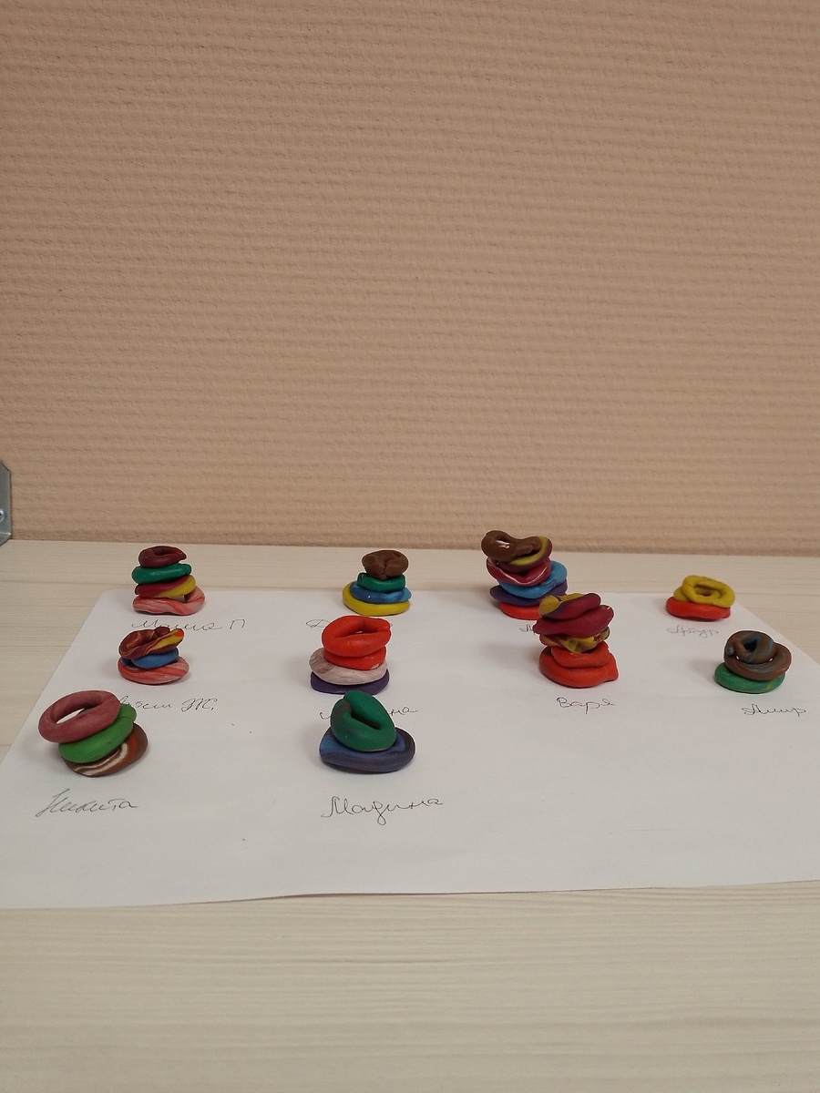 Лепят колечки. 