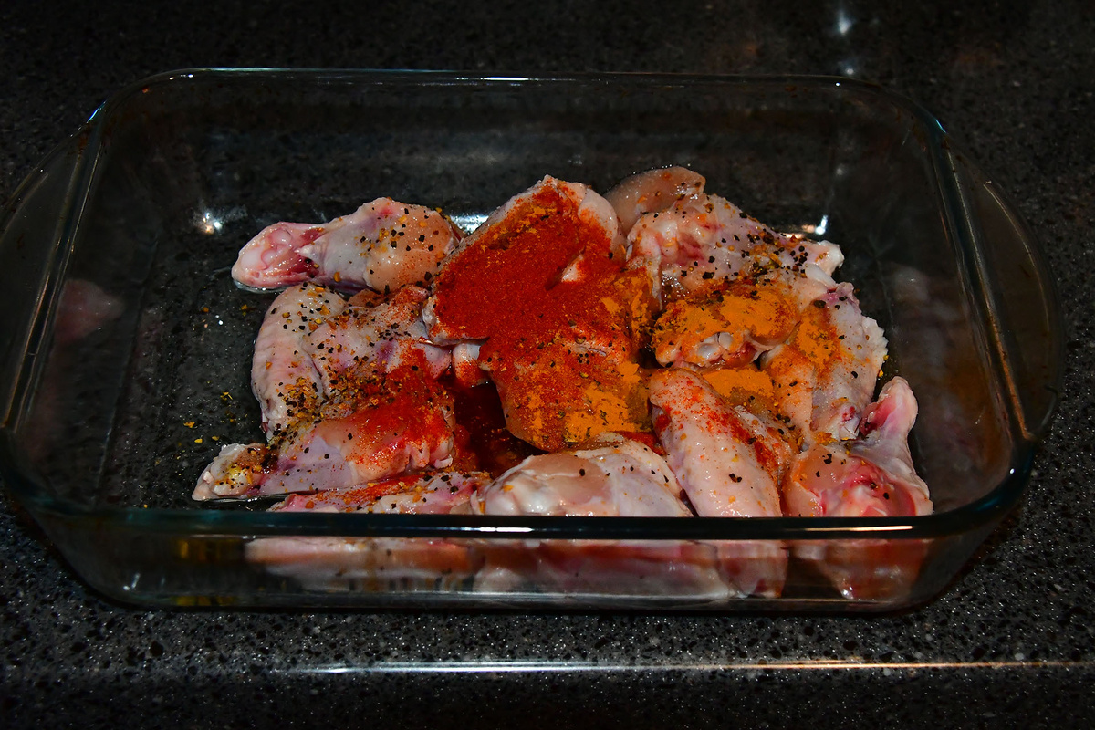 Выкладываем крылья в форму со специями