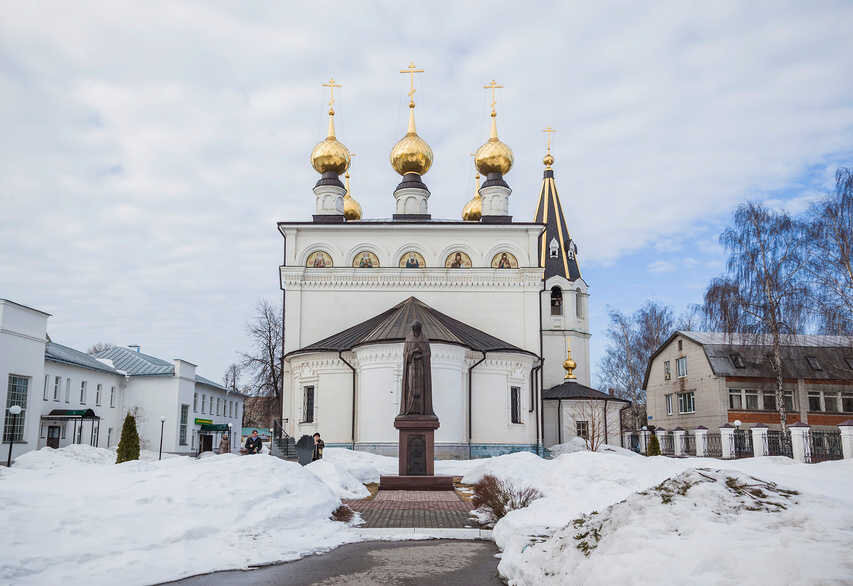 Памятник Александру Невскому в Феодоровском монастыре города Городца Нижегородской области
