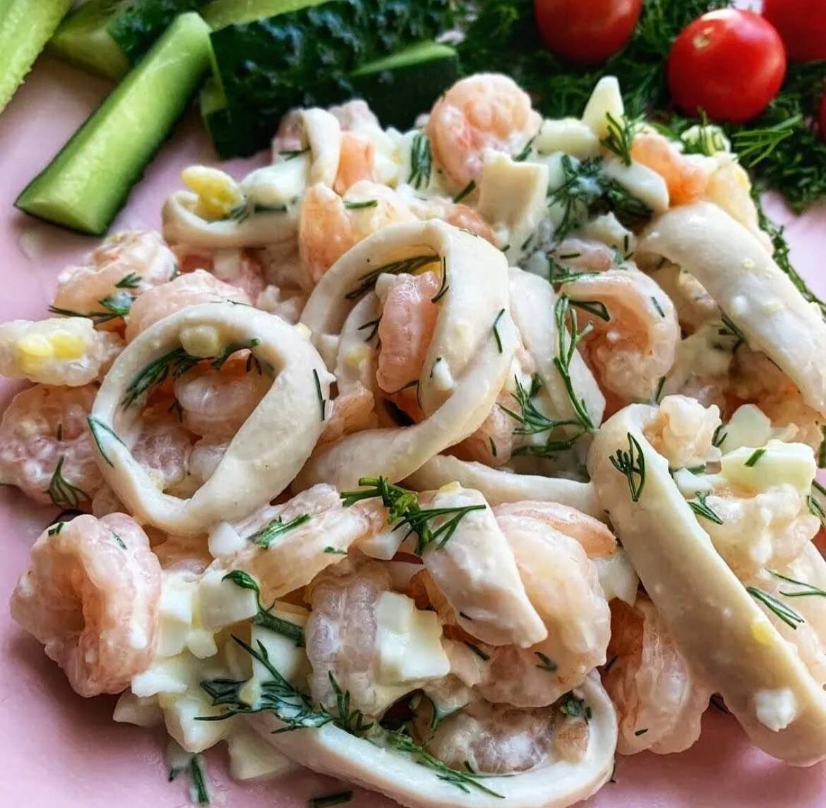 Салат с кальмарами и креветками. 