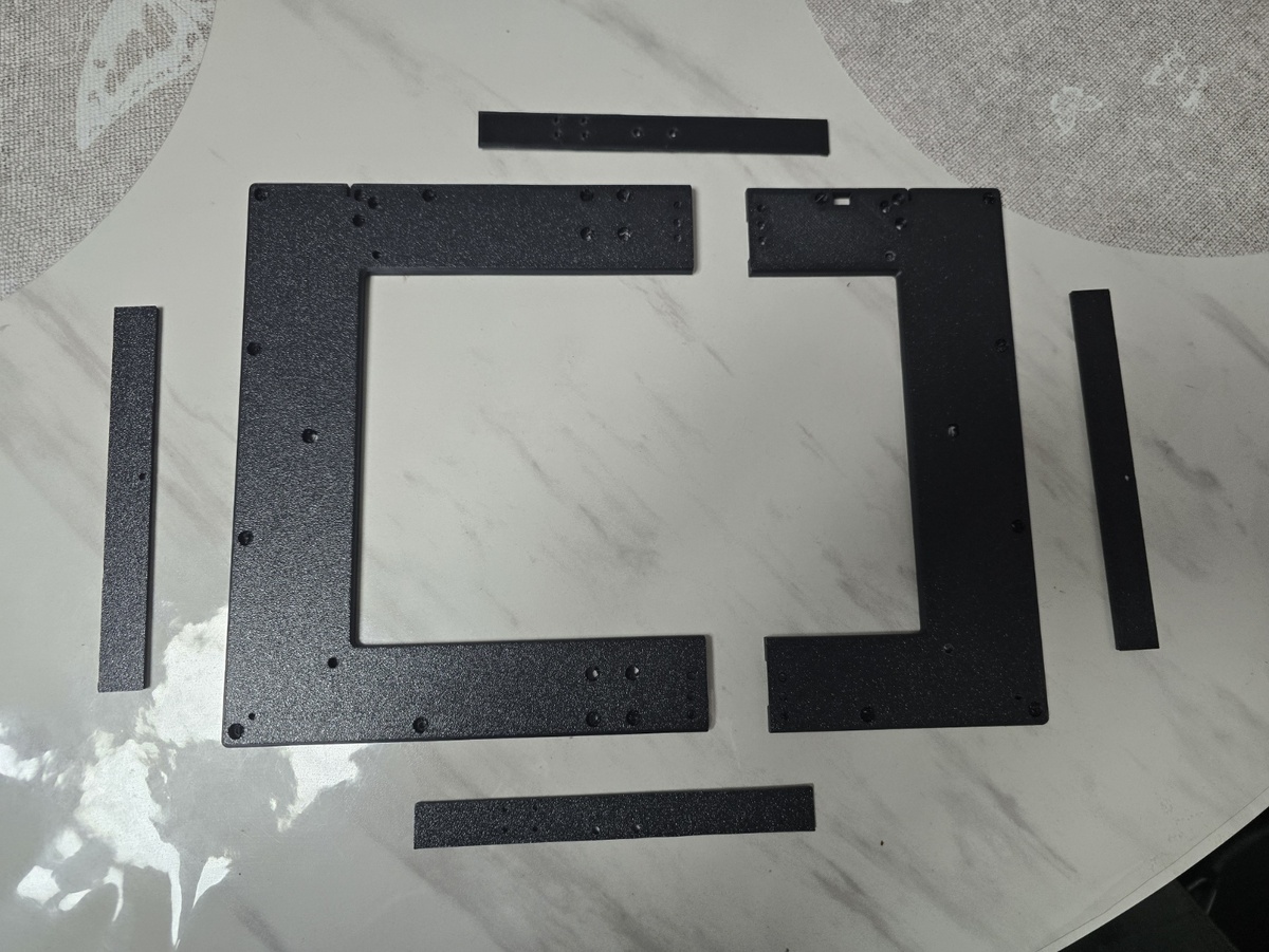 Детали основания корпуса монитора.