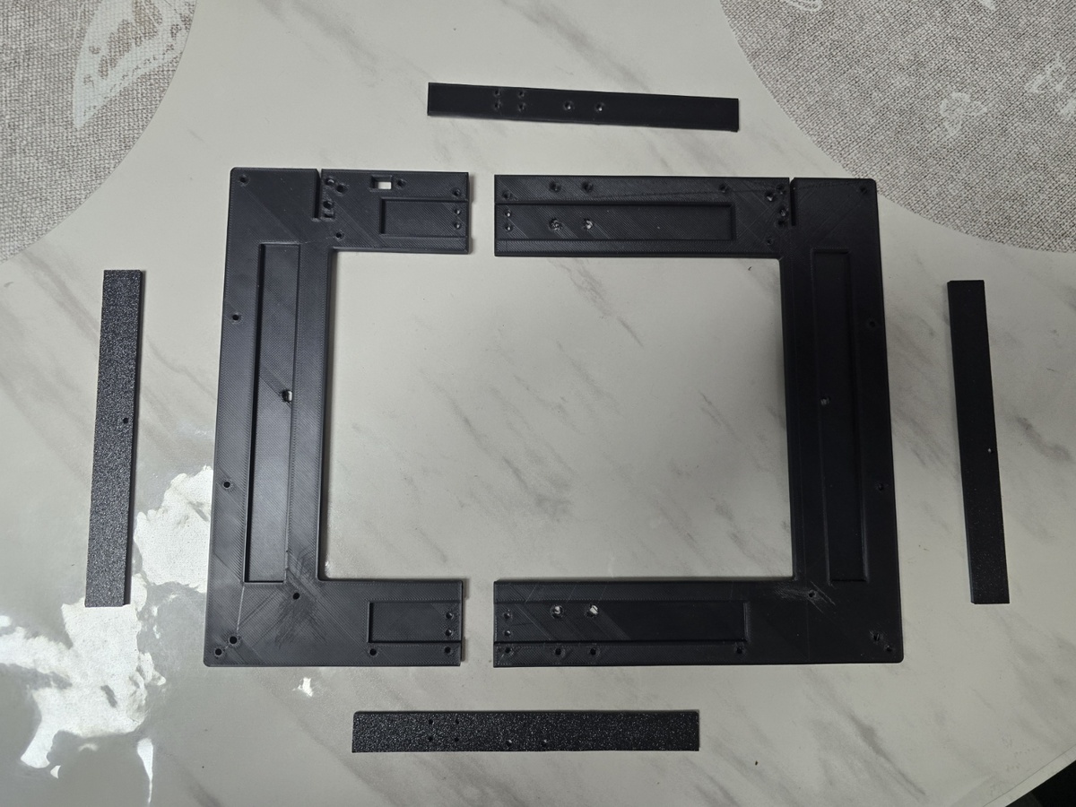 Детали основания корпуса монитора.