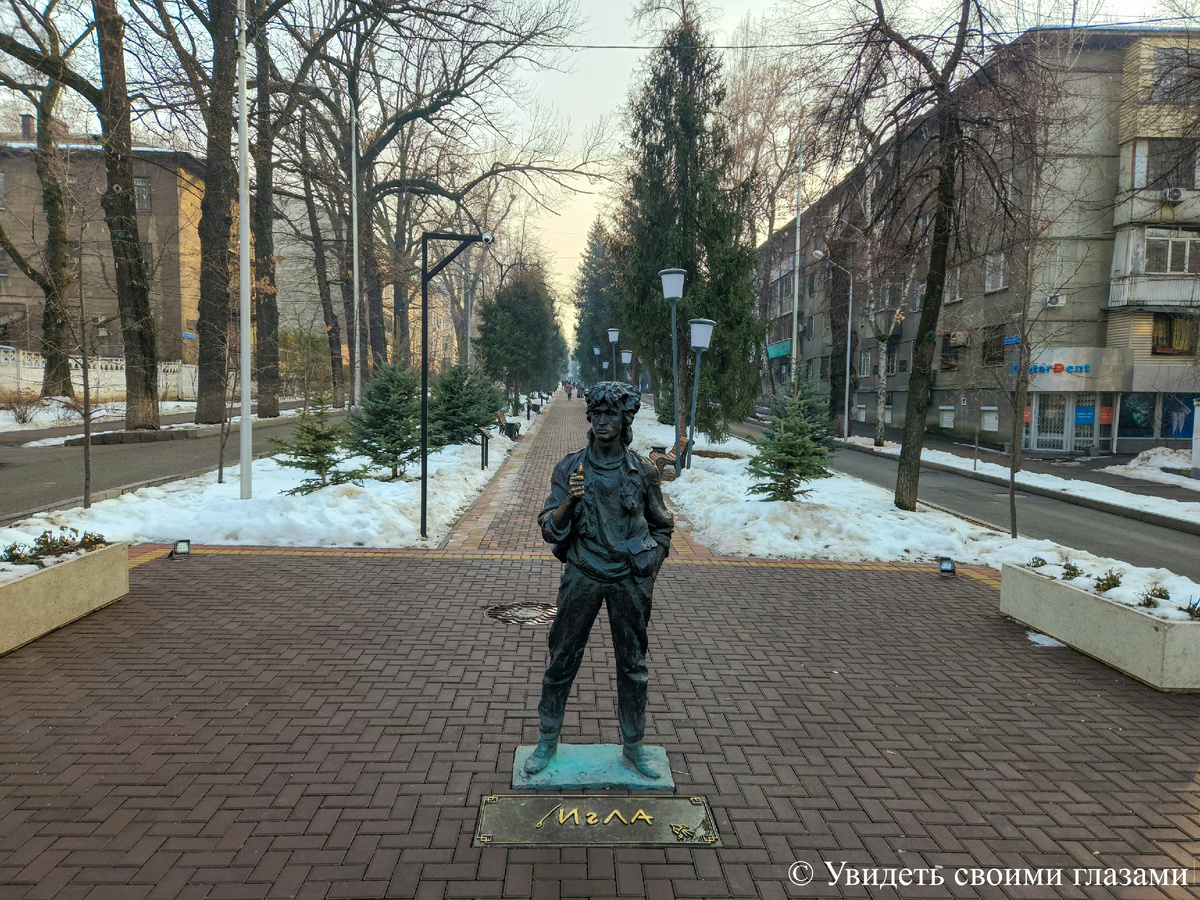 Памятник Виктору Цою на улице Мукана Тулебаева, Алматы