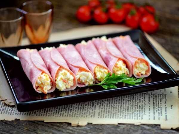 Рулетики из ветчины с сыром и корейской морковью