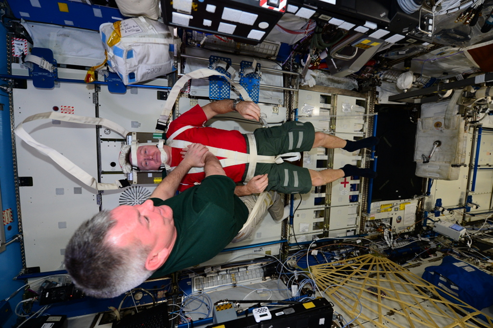 Медицинская тренировка на МКС. Фото: nasa.blog.com