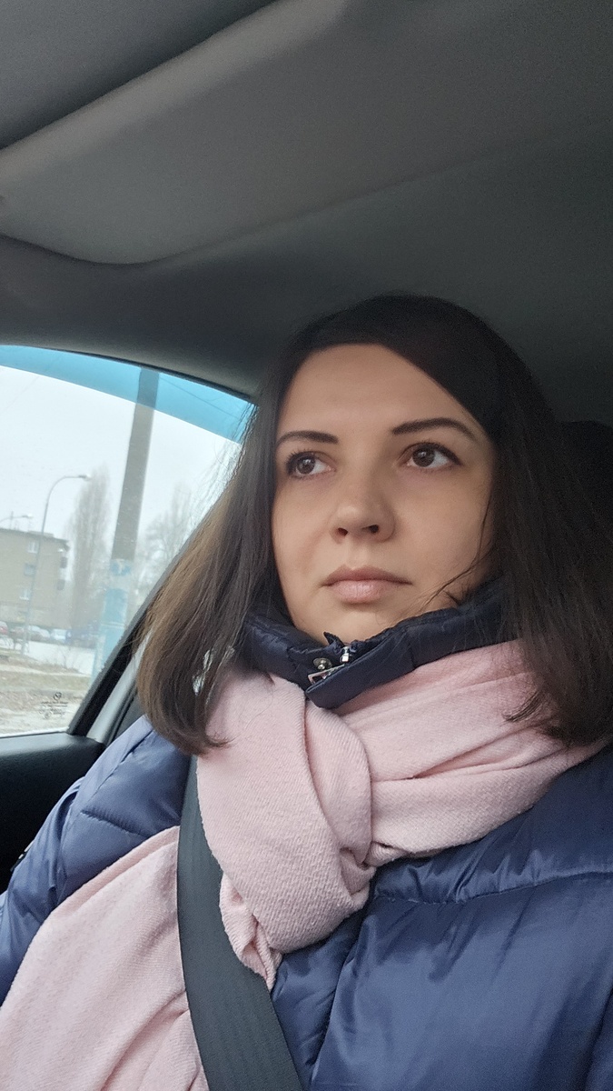 А за стеклом холодный город.