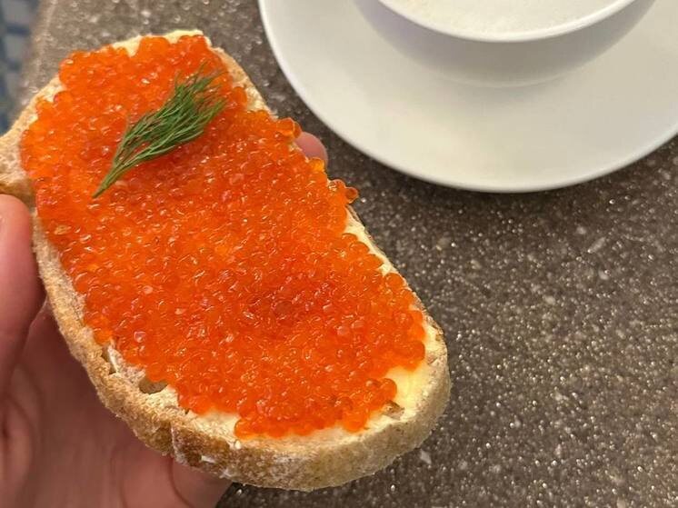     На прилавках множество видов икры, в том числе имитированной. Фото: «МК в Великом Новгороде»