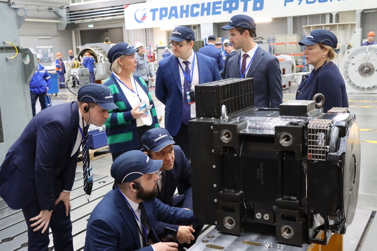 Осмотр опытного образца электродвигателя ТАД330 на площадке РЭД. Источник: Транснефть/Telegram