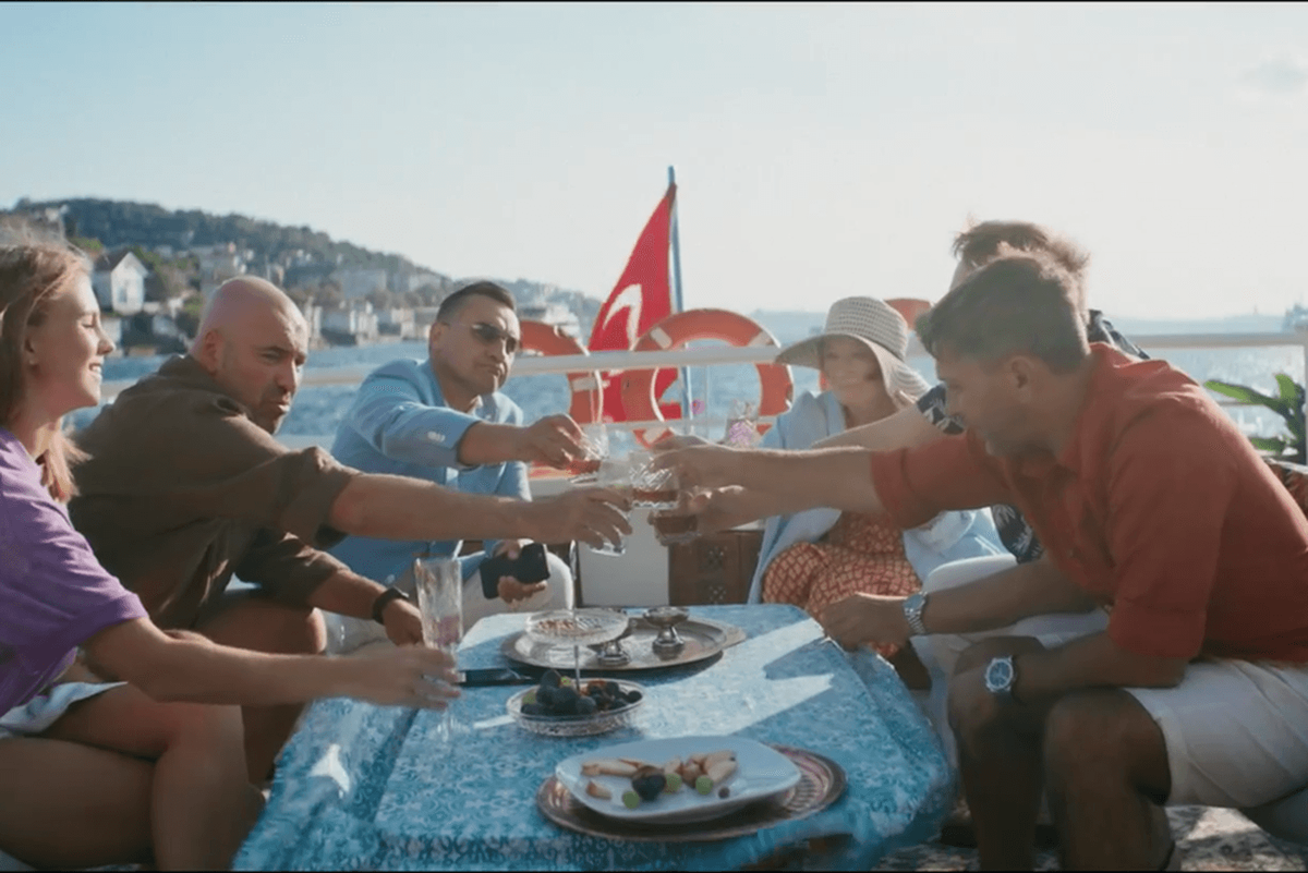 Юля (Анастасия Белоусова), Костя (Ростислав Хаит), Марат (Камиль Ларин), Надежда (Арина Маракулина), Гера (Александр Демидов) и Денис (Леонид Барац ) поминают усопшего. "Централ Партнершип