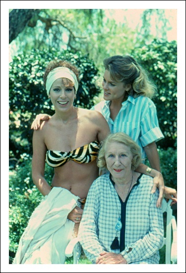 С Джули Ронни (Лейкен) и Дамой Джудит Андерсон (Минкс)