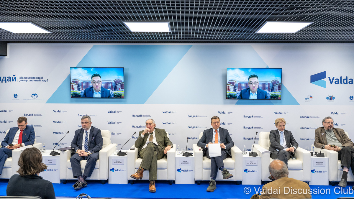 Иван Тимофеев, Дмитрий Кику, Георгий Толорая, Антон Хлопков, Илья Дьячков, Константин Асмолов, онлайн: Сюй Бо © Клуб «Валдай»