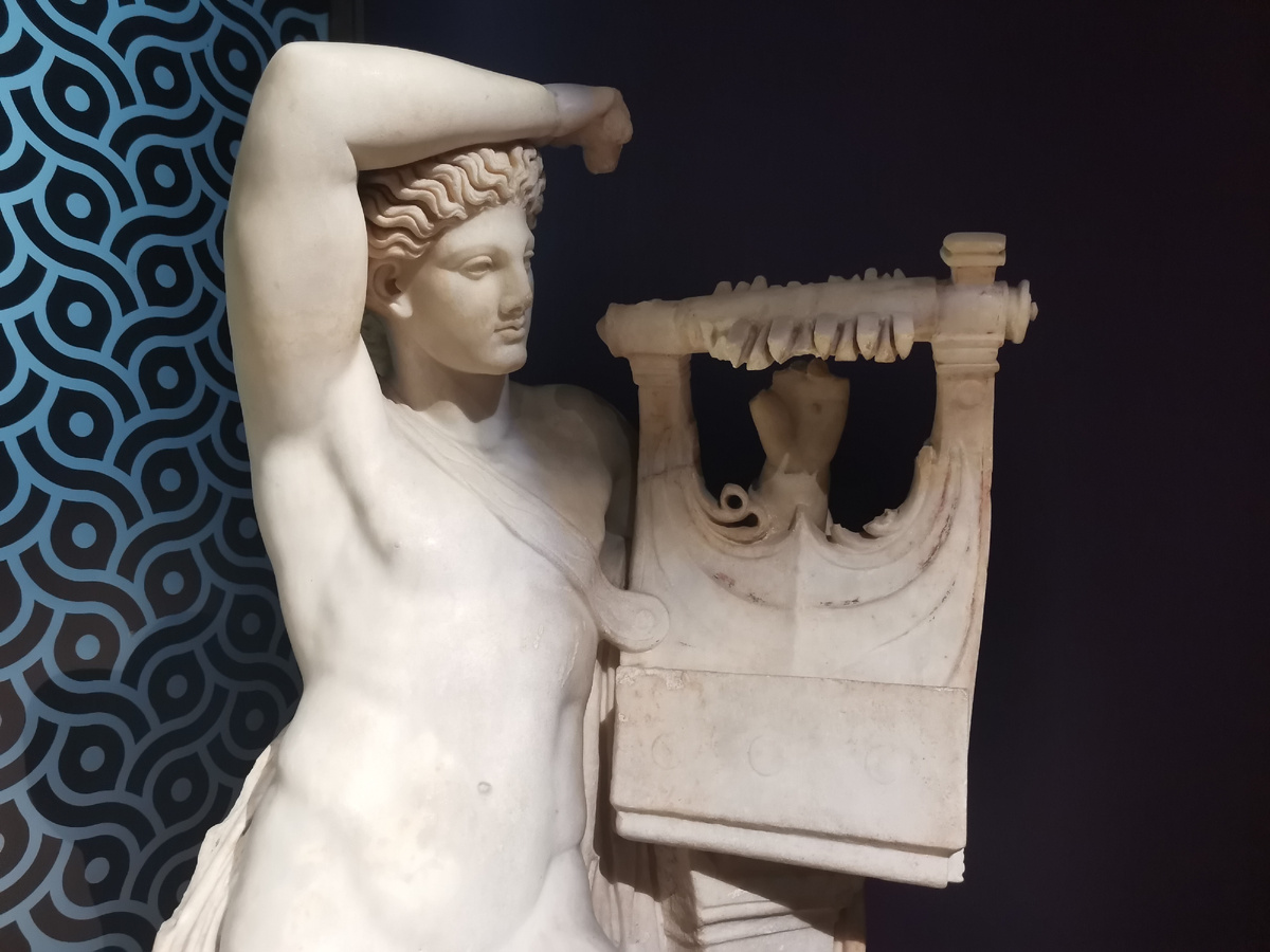 Аполлон с лирой. Археологический музей Стамбула. Фото автора.