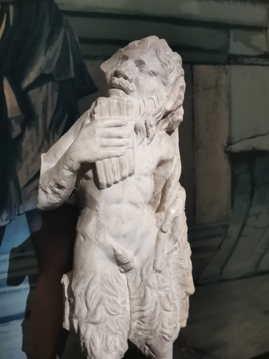 Бог Пан со своей флейтой. Археологический музей Стамбула. Фото автора.