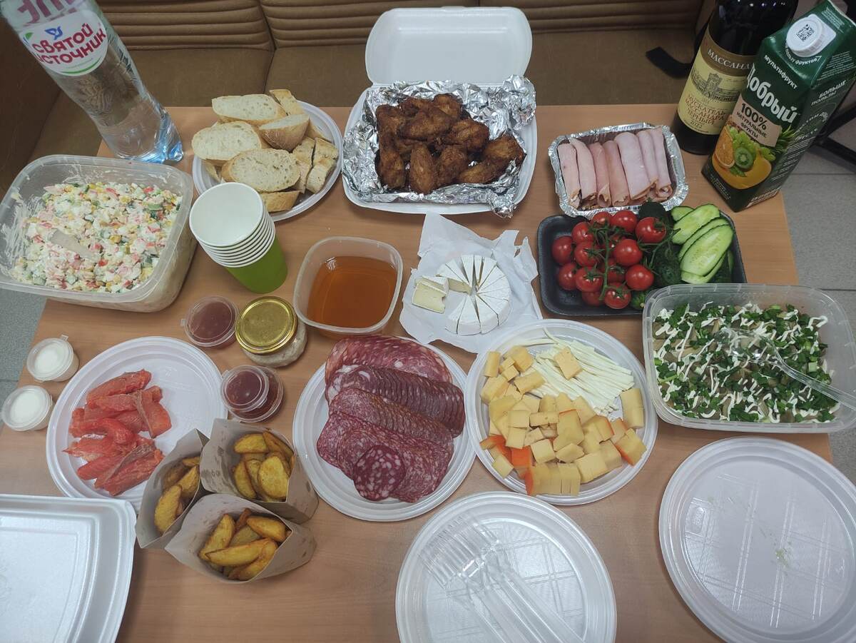 К обеду блюд на фуршетном столике добавилось. Три дня доедали. 