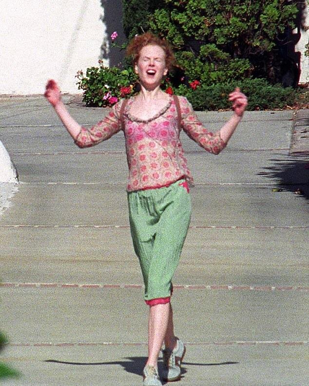 Кидман и Круз были женаты с 1990 по 2001 год. Фотограф сделал знаменитый снимок, на котором Кидман поднимает руки, выходя из офиса адвоката после завершения бракоразводного процесса в 2001 году. Теперь она утверждает, что это была сцена из фильма.