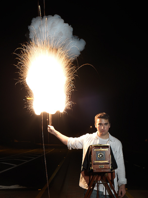 English: 1909 Victor (Smith-Victor) flash lamp 1903 View camera