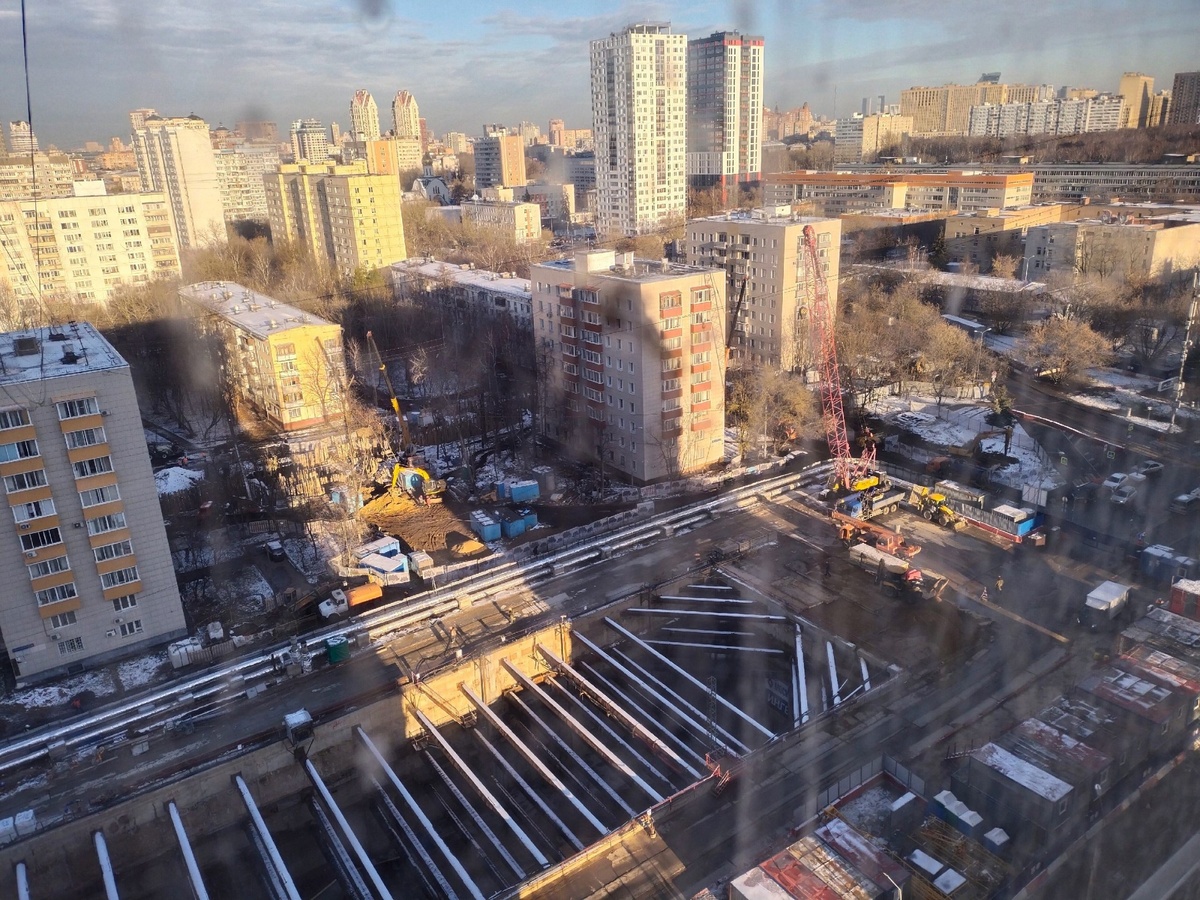 📷 1.1: У восточного торца котлована укладываются плиты для размещения крупнотоннажного крана. С помощью крана предстоит выполнить демонтаж тоннелепроходческого комплекса NFM 1331/342/0920 «Натали», завершившего проходку левого перегонного тоннеля от 🚇 «Народного Ополчения» до 🚇 «Бульвар Генерала Карбышева»