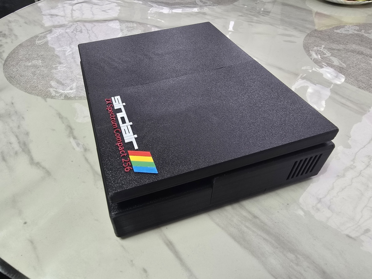 Компьютер "ZX Spectrum" в закрытом состоянии.
