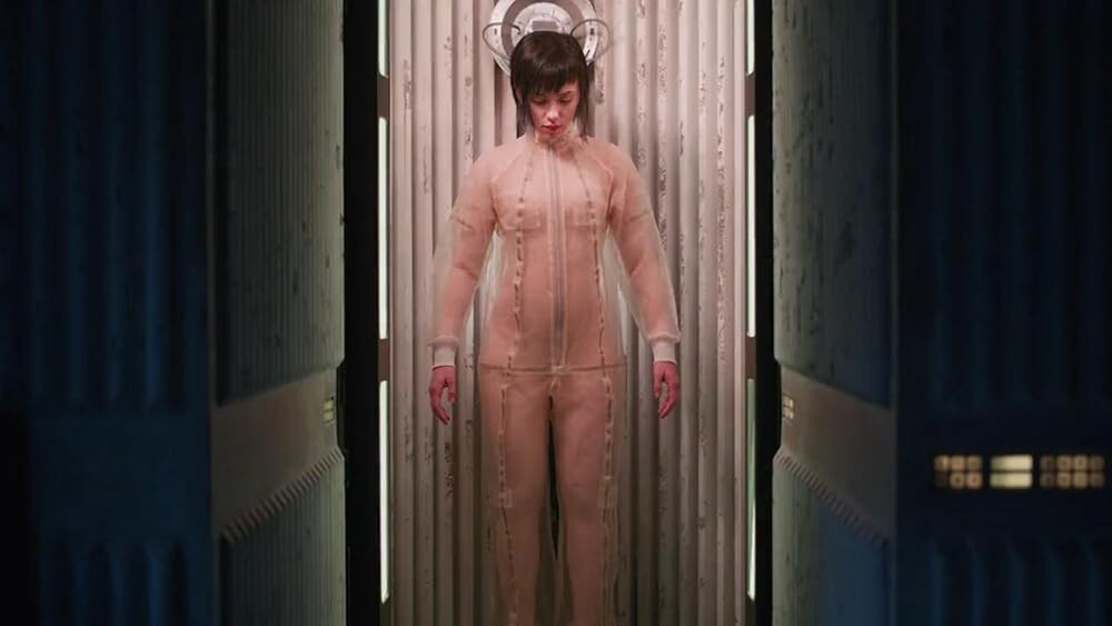 Кадр из фильма «Ghost in the Shell». Режиссер: Руперт Сандерс. Производство: Arad Productions, DreamWorks SKG, Grosvenor Park Productions, Paramount Pictures, Reliance Entertainment, Seaside Entertainment, Steven Paul Production. Прокат: Централ Партнершип