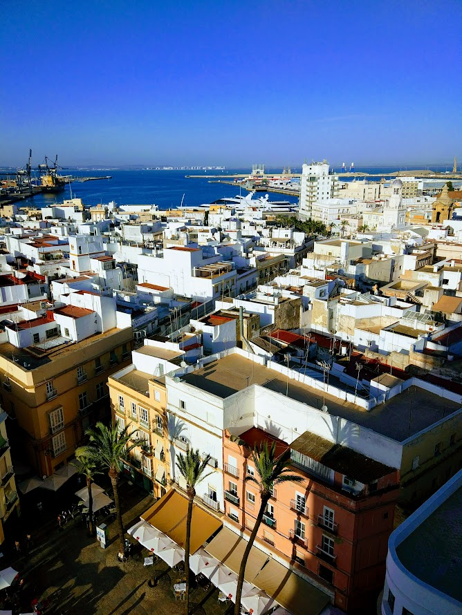 Вид на Кадис с высокой колокольни. Задумывались о поступлении в местный университет.