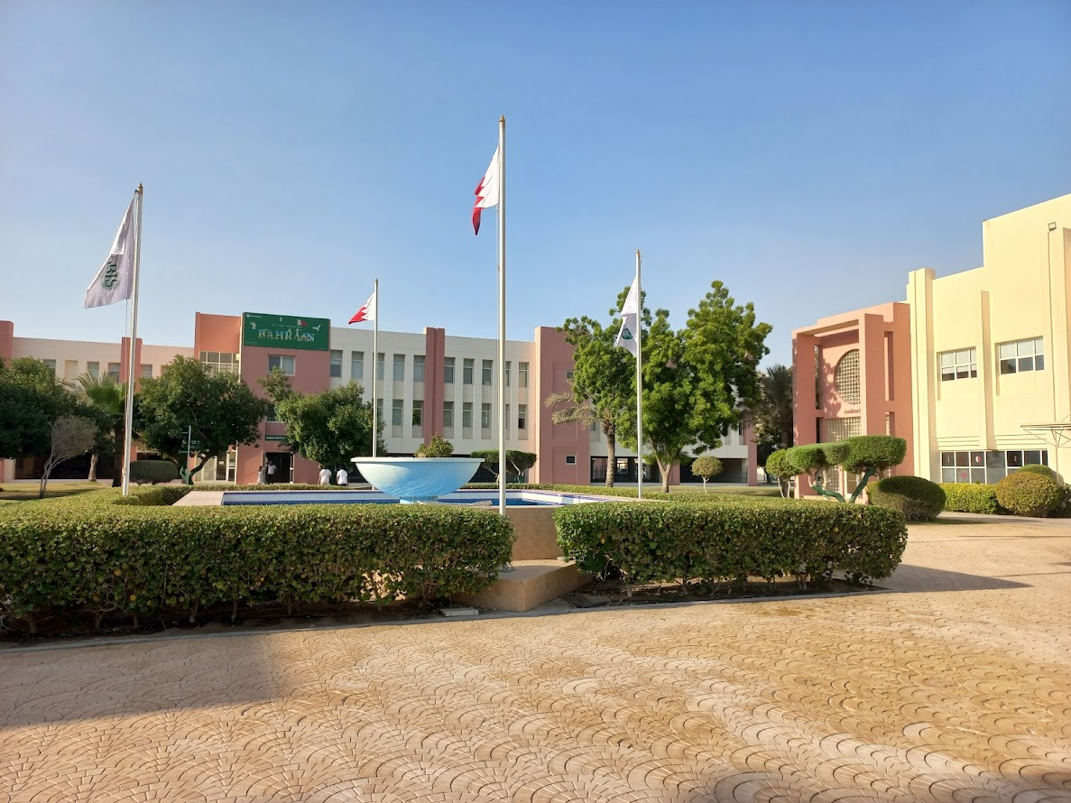 Внутренний двор международной школы Сабис в Бахрейне и учебные корпуса по периметру.