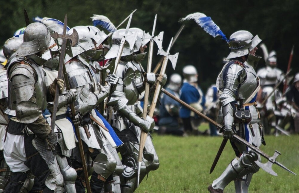 Отряд латников конца XV века, вооруженных полэксами. Современная реконструкция.