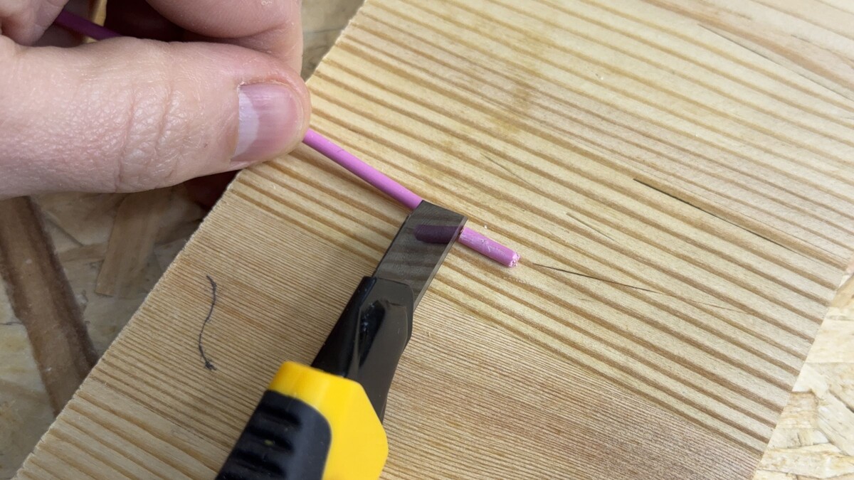 Проворачивая вдоль оси провод или кабель делаем поперечный разрез изоляции →