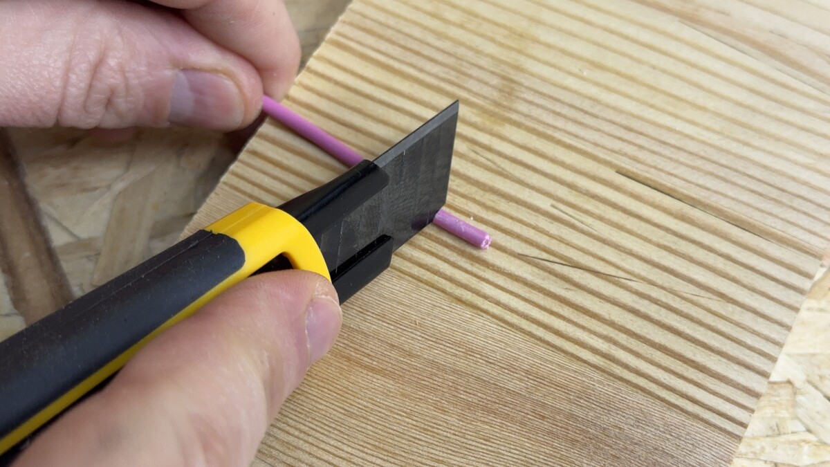 Переворачиваем нож, вставляем выемку в прорезь и тянем провод →