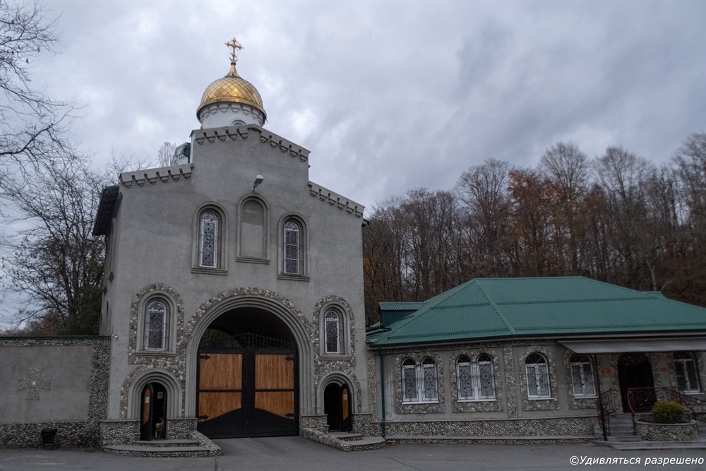 Утро раннее. Вход в монастырь