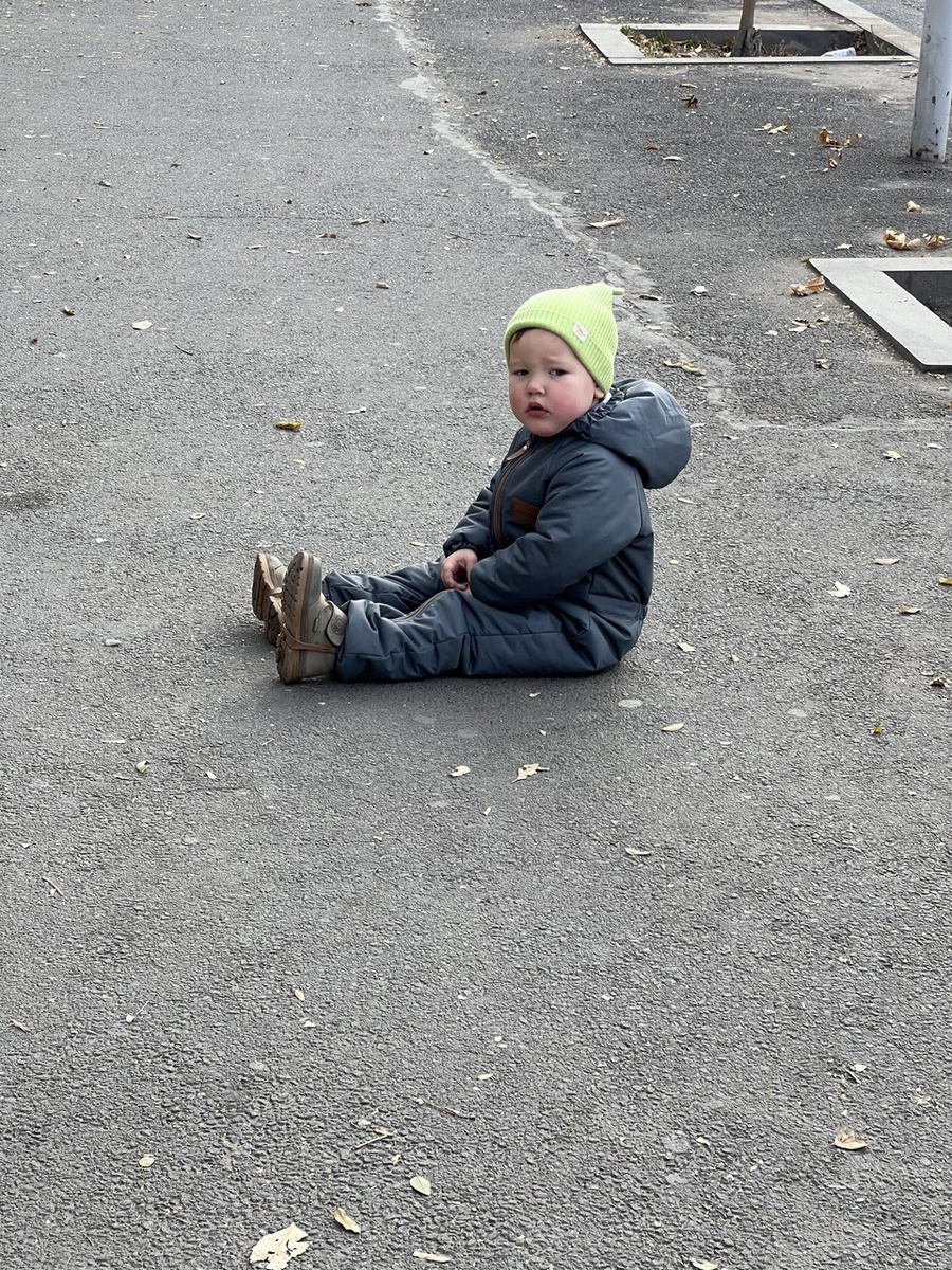 13 ноября 2024 года. Утепленный с ног до головы ребенок)